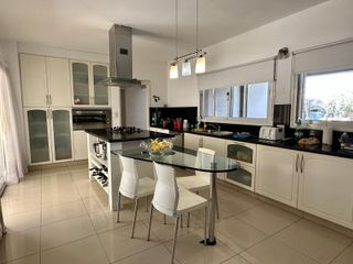 Foto 4 de Casa a la venta en Lomas de la Carolina 6 dormitorios 2 en suite