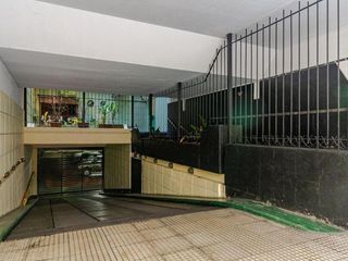 Foto 2 de VENTA COCHERA GRANDE CUBIERTA - EDIFICIO CATEGORÍA - SEGURIDAD 24 HS - RETIRO
