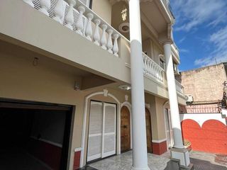 Foto 1 de Casa en venta - 6 dormitorios 5 baños - 300mts2 - Tablada