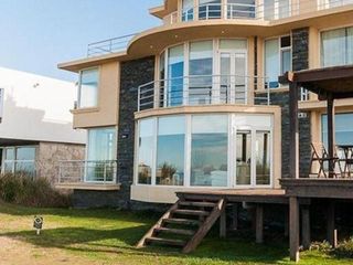 Foto 4 de Cariló - Excelente casa sobre línea del mar ALQUILER Y VENTA