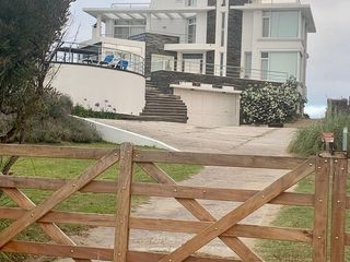 Foto 3 de Cariló - Excelente casa sobre línea del mar ALQUILER Y VENTA