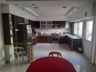 Foto 1 de Casa en venta - 4 dormitorios 3 baños patio terraza  - 265mts2 - Pompeya