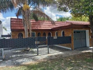 Foto 1 de Casa en venta-Terreno 10 x 30 metros -200 metros cubiertos -  4 dormitorios 2 baños - Los Hornos