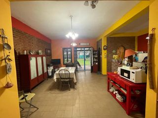 Foto 4 de Casa en venta - 3 dormitorios 1 baño - pileta y galeria - 108mts2 - La Plata