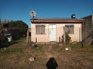 Foto 2 de Casa en venta - 2 dormitorios 1 baño - 40mts2 - Melchor Romero