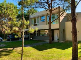 Foto 1 de Casa en venta - 4 Dormitorios 3 Baños - Cochera - 1200Mts2 - La Herradura, Pinamar