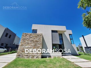 Foto 1 de Casa en Venta 5 Ambientes Espejo de Agua El Cantón Golf Escobar
