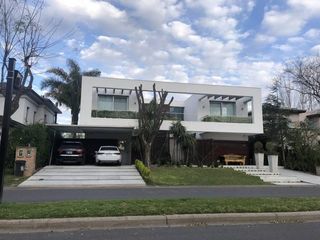 Foto 1 de SANTA BARBARA | EXCELENTE CASA AL MEJOR ESPEJO DE AGUA EN VENTA.