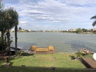 Foto 3 de SANTA BARBARA | EXCELENTE CASA AL MEJOR ESPEJO DE AGUA EN VENTA.