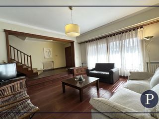 Foto 4 de Casa de 5 ambientes con quincho y jardín y garage doble  - Chauvin