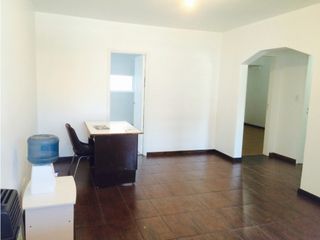 Foto 4 de Chalet y Cocheras en Venta. Oportunidad. Retasado