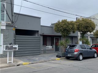 Foto 1 de Chalet y Cocheras en Venta. Oportunidad. Retasado