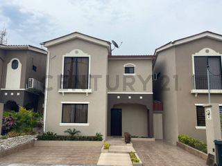 Foto 1 de Alquiler de casa en Urb La Romadera, norte de Guayaquil