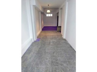 Foto 1 de Venta cochera/deposito. 3 vehículos. Oficina. Baño.