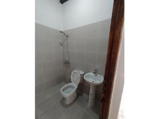 Foto 6 de INMOBILIARIA FLORES VENDE 2 CASAS ZONA QUARANTA Y 213
