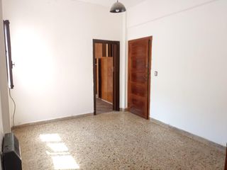 Foto 2 de Alquiler Departamento 2 Amb. en Ramos Mejia Buen Estado y Ubicación