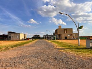 Foto 1 de Gran terreno en barrio privado Brisanova - 677 mts - Esquina
