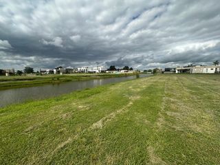 Foto 1 de Permuta por propiedad, lote 800m2 • Fondo a laguna • Barrio la Alameda