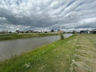 Foto 19 de Permuta por propiedad, lote 800m2 • Fondo a laguna • Barrio la Alameda