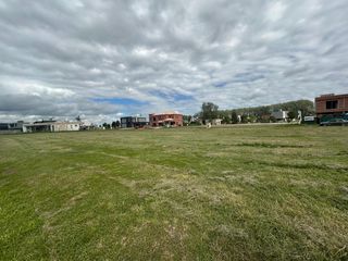 Foto 20 de Permuta por propiedad, lote 800m2 • Fondo a laguna • Barrio la Alameda
