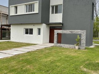Foto 1 de Casa en venta en barrio  Acacias, Puertos del Lago, Escobar.