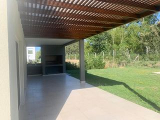 Foto 5 de Casa en venta en barrio  Acacias, Puertos del Lago, Escobar.