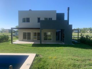 Foto 2 de Casa en venta en barrio  Acacias, Puertos del Lago, Escobar.