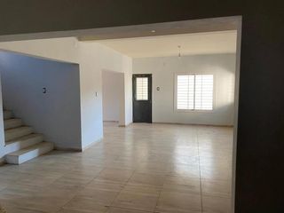 Foto 3 de Casa en venta - 3 Dormitorios 4 Baños - Cocheras - 400Mts2 - Rivadavia, Mendoza