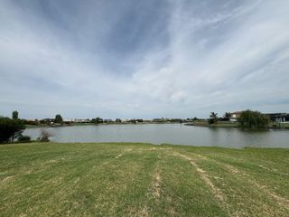 Foto 1 de Excelente LOTE AL LAGO ESCRITURABLE 35m de costa en San Sebastian