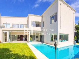 Foto 1 de Casa en alquiler de 4 dormitorios c/ cochera en Nordelta Los Lagos