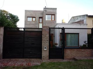 Foto 2 de Casa en venta - 2 Dormitorios 2 Baños - Cocheras - 330Mts2 - Quequén