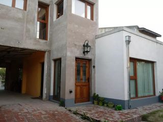 Foto 1 de Casa en venta - 2 Dormitorios 2 Baños - Cocheras - 330Mts2 - Quequén