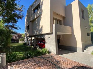 Foto 1 de VENTA CASA 5 DORMITORIOS (NIVEL GERENCIAL) - B° CONFLUENCIA URBANA, NEUQUÉN CAPITAL