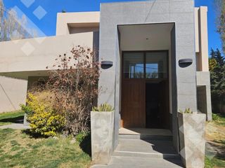 Foto 2 de VENTA CASA 5 DORMITORIOS (NIVEL GERENCIAL) - B° CONFLUENCIA URBANA, NEUQUÉN CAPITAL