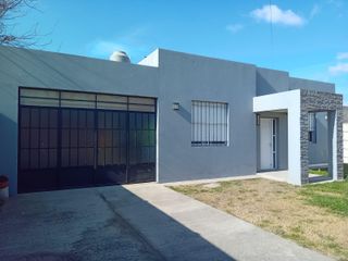 Foto 1 de CASA EN VENTA 3AMB - CALLE MAR CHIQUITA Y NECOCHEA  - LOBOS -  APTO CREDITO