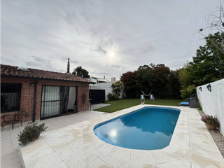 Foto 1 de VENTA CASA 4 AMBIENTES CON PISCINA BARRIO LOS PINARES