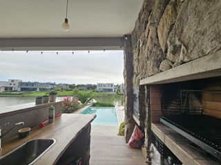 Foto 11 de Casa en  venta en venta en Carpinchos Nordelta al agua