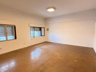 Foto 5 de Importante propiedad ideal centro médico o educativo en San Martín al 3100, SMT