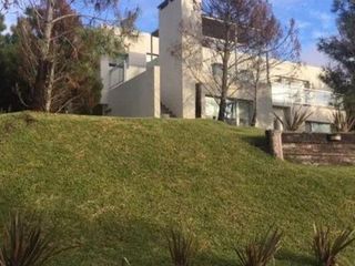 Foto 2 de CASA DE 5 DORMITORIOS, 4 BAÑOS COSTA ESMERALDA BARRIO MARITIMO 2, 41