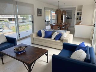 Foto 4 de CASA DE 5 DORMITORIOS, 4 BAÑOS COSTA ESMERALDA BARRIO MARITIMO 2, 41