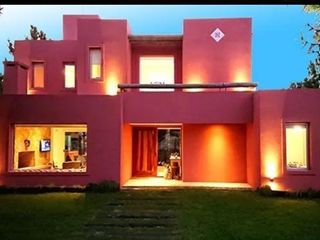 Foto 1 de CASA DE 3 DORMITORIOS, EN BARRIO RESIDENCIAL 1 270 COSTA ESMERALDA