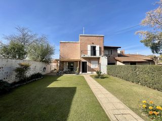 Foto 3 de Descubre tu hogar ideal en Lobos Venta Casa 4 hab, jardín