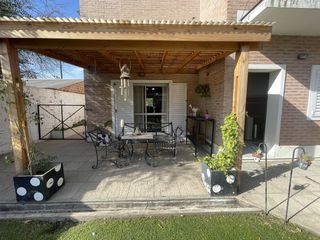 Foto 1 de Descubre tu hogar ideal en Lobos Venta Casa 4 hab, jardín