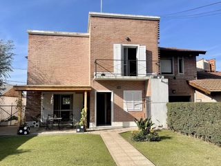 Foto 2 de Descubre tu hogar ideal en Lobos Venta Casa 4 hab, jardín