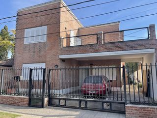 Foto 4 de Descubre tu hogar ideal en Lobos Venta Casa 4 hab, jardín
