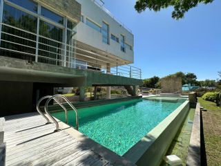 Foto 1 de Casa en Venta - 5 Dormitorios 4 Baños - 1059mts2 - Carilo