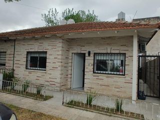 Foto 1 de Casa en venta PH Gonnet 2 dormitorios impecable reciclada