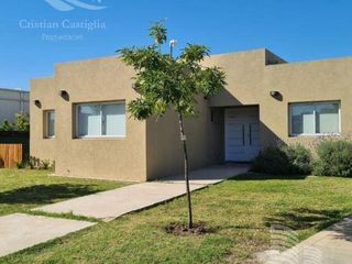 Foto 1 de Venta - Casa 4/Cuatro Ambientes, Dependencia, Jardín - San Gabriel, Villanueva
