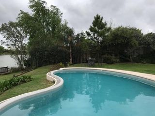 Foto 2 de Casa en venta sobre la laguna en el Barrio Santa Barbara