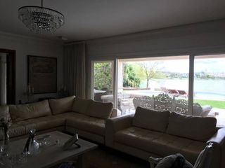 Foto 3 de Casa en venta sobre la laguna en el Barrio Santa Barbara